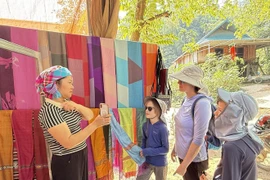 Handcrafted brocade products of Lan Ngoai village are popular with tourists, especially foreigners. (Photo: VNA)