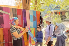 Handcrafted brocade products of Lan Ngoai village are popular with tourists, especially foreigners. (Photo: VNA)