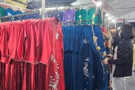 Garment and fashion products by Vietnamese enterprises are showcased at the fair. (Photo: VNA)