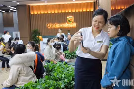 A Vietcombank employee guides a client in biometric process (Photo: qdnd.vn)