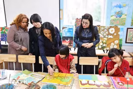 Madam Le Thi Bich Tran, spouse of Prime Minister Pham Minh Chinh, and Madam Zinash Tayachew, spouse of Ethiopian Prime Minister Abiy Ahmed Ali, visit the art room displaying paintings drawn by visually impaired students at the Nguyen Dinh Chieu secondary school. (Photo: VNA)