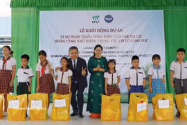 Organisers hand over 40 gift packages to students in difficult circumstances. (Photo: VNA)