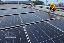 Workers installs solar power panels. In Vietnam, green growth and sustainable development have been identified as overarching strategies in socio-economic development. (Photo: VNA)