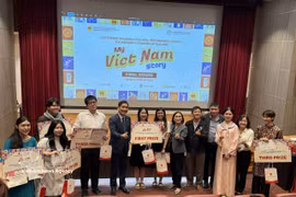 Ambassador Pham Viet Hung, along with representatives of the organising board and jury, honour the award-winning students. (Photo: VNA)