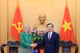 Associate Professor Dr Doan Minh Huan (R), Politburo member and President of the Ho Chi Minh National Academy of Politics, and Australian Ambassador Gillian Bird in Hanoi on April 1. (Photo: VNA)
