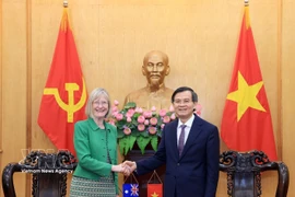 Associate Professor Dr Doan Minh Huan (R), Politburo member and President of the Ho Chi Minh National Academy of Politics, and Australian Ambassador Gillian Bird in Hanoi on April 1. (Photo: VNA)