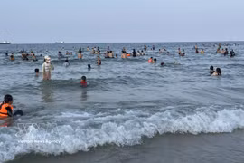 Cua Viet beach is a magnet for both locals and visitors during holidays. (Photo: VNA)