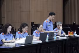 A representative of the Hanoi People’s Procuracy delivers recommended sentences for defendants at the court. (Photo: VNA)