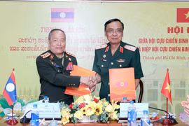 Major General Nguyen Minh Hoang (right), Chairman of the Ho Chi Minh City War Veterans’ Association, and Colonel Bunmac Vilavong, Chairman of the veterans’ association of Laos' Champasak province, sign a memorandum of understanding on cooperation for the 2026–2030 period. (Photo: VNA)