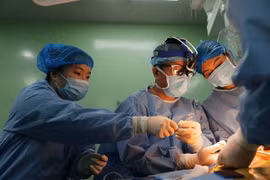 Medical staff react after successfully performing a liver transplant on a 30-month-old child at the National Children's Hospital. (Photo: VNA)