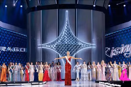 Yolina Lindquist, the representative of the US, is crowned Miss Cosmo 2025. (Photo published by VNA)