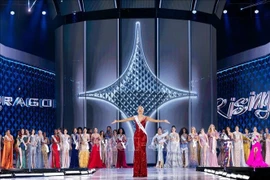 Yolina Lindquist, the representative of the US, is crowned Miss Cosmo 2025. (Photo published by VNA)