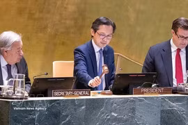 Ambassador Do Hung Viet (centre), Vietnam’s Permanent Representative to the UN chairs the opening session of the 11th Review Conference of the Parties to the Treaty on the Non-Proliferation of Nuclear Weapons (NPT) in New York on April 27. (Photo: VNA)