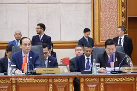 Politburo member and Minister of Foreign Affairs Le Hoai Trung (front row, left) at the 25th ASEAN-EU Ministerial Meeting in Brunei on April 28, 2026. (Photo: VNA)