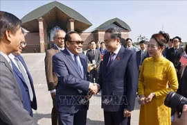 Senate President of Malaysia Dato' Awang Bemee Awang Ali Basah bids farewell to National Assembly Chairman Tran Thanh Man and his spouse. (Photo: VNA)