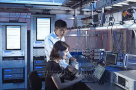 Dr. Tran Dang Bao An with a colleague at the UK’s National Physical Laboratory. (Photo: VNA)