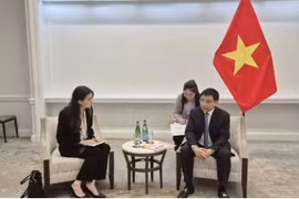 Minister of Finance Nguyen Van Thang (R) meets with Robin Colwell, Senior Vice President for Global Government Affairs at Intel in Washington D.C. (Photo: mof.gov.vn)