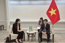 Minister of Finance Nguyen Van Thang (R) meets with Robin Colwell, Senior Vice President for Global Government Affairs at Intel in Washington D.C. (Photo: mof.gov.vn)