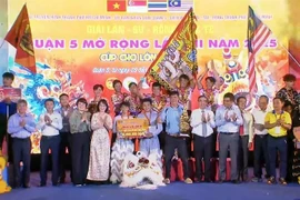 The Mieu Bay Ba troupe from An Giang province claims the first prize in the Kylins Climb a Mountain category. (Photo: VNA)