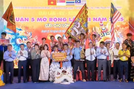 The Mieu Bay Ba troupe from An Giang province claims the first prize in the Kylins Climb a Mountain category. (Photo: VNA)