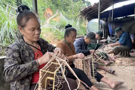 Locals in Yen Na commune, Nghe An province, make handicrafts. (Photo: VNA)