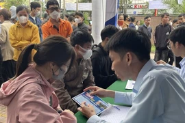 Young people attent a job fair (Photo: VNA)