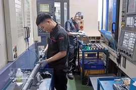 Workers manufacture components for the automobile and motorcycle manufacturing industry at KD Heat Technology Co. Ltd. in Diem Thuy Industrial Park, Thai Nguyen province (Photo: VNA)