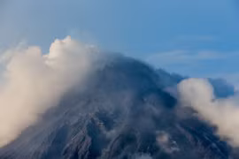 Ash from Mayon volcano in Albay province, the Philippines. (Photo: Xinhua/VNA)