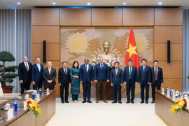 NA Vice Chairman Nguyen Doan Anh (fourth from right), Vietnamese officials and the delegation of US Congress members at the meeting in Hanoi on May 26 (Photo: daibieunhandan.vn)