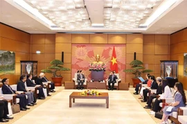 At the meeting between Vice Chairman of the National Assembly Nguyen Khac Dinh (R) and a delegation of the Lao National Assembly led by Chairman of its Foreign Affairs Committee Sanya Praseuth (Photo: VNA)