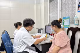 A pregnant woman receives a routine pregnancy check-up at a hospital. (Photo: VNA)