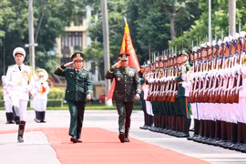 General Nguyen Tan Cuong (left), Chief of the General Staff of the Vietnam People’s Army and Deputy Minister of National Defence, and General Romeo Brawner Jr., Chief of Staff of the Armed Forces of the Philippines, inspect the guard of honour of the Vietnam People's Army on June 3. (Photo: VNA)