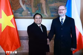 Prime Minister Pham Minh Chinh (L) is welcomed by Czech Prime Minister Petr Fiala in Prague on January 20. (Photo: VNA)