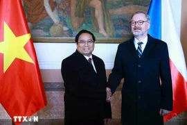 Prime Minister Pham Minh Chinh (L) is welcomed by Czech Prime Minister Petr Fiala in Prague on January 20. (Photo: VNA)