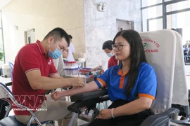 A young volunteer donates blood during the 2026 Red Sunday programme. (Photo: VNA)