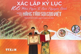 The Vietnam Records Organisation (VietKings) presents a certificate recognising the record for 100 dishes made from rice noodles. (Photo: VNA)