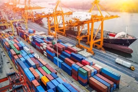 Modern, synchronous logistics infrastructure helps promote cross-border e-commerce development. (Photo: hanoimoi.vn)