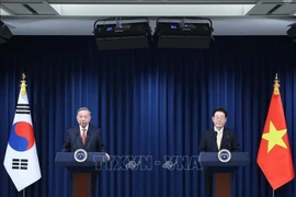 Party General Secretary To Lam (L) and RoK President Lee Jae Myung in their joint press conference. (Photo: VNA)