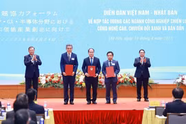 PM Pham Minh Chinh and his Japanese counterpart Ishiba Shigeru witness the exchange of cooperation agreements (Photo: VNA)