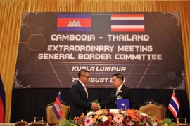 Cambodian Deputy Prime Minister and Minister of National Defence Tea Seiha (L) and Thailand’s Acting Minister of Defence Gen. Nattaphon Nakphanit. (Photo: Khaosod)