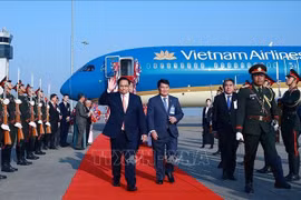 Prime Minister Pham Minh Chinh arrives at the Wattay International Airport in Vientiane on the morning of January 9 (Photo: VNA)