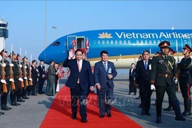 Prime Minister Pham Minh Chinh arrives at the Wattay International Airport in Vientiane on the morning of January 9 (Photo: VNA)