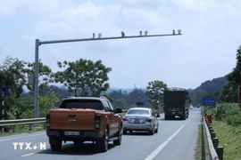 The Traffic Police force will transfer the fastest information on violation acts to the vehicle owner through the VNeTraffic application (Photo: VNA)