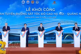 Prime Minister Le Minh Hung (third, left) and delegates press buttons to start the project (Photo: VNA)