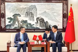 Vietnamese Ambassador to China Pham Thanh Binh (left) and First Secretary of the Communist Youth League of China (CYLC) Central Committee A Dong at their meeting in Beijing on April 12 (Photo: VNA)