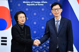 RoK’s First Vice Foreign Minister Park Yoon-joo (right) and Thailand's permanent secretary for foreign affairs Eksiri Pintaruchi at their meeting in Seoul on November 26 (Photo: Yonhap)