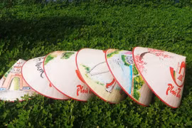 Sai Nga conical hats have become a tourism product and a unique souvenir for visitors to the craft village. (Photo: langngheviet.com.vn)