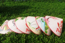 Sai Nga conical hats have become a tourism product and a unique souvenir for visitors to the craft village. (Photo: langngheviet.com.vn)