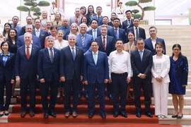 PM Pham Minh Chinh (centre, front row) and the USABC delegation. (Photo: VNA)