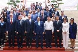 PM Pham Minh Chinh (centre, front row) and the USABC delegation. (Photo: VNA)